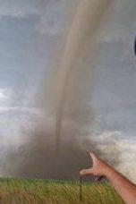 Nonton film In the Eye of the Storm: Chasers Season 1 Episode 3 terbaru di Dutamovie21
