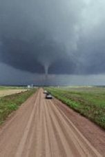 Nonton film In the Eye of the Storm: Chasers Season 1 Episode 4 terbaru di Dutamovie21